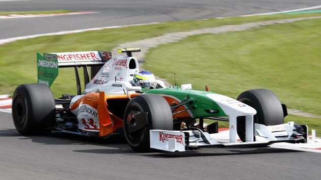 Italský pilot formule 1 Giancarlo Fisichella s vozem stáje Force India (ilustrační foto) Italský pilot formule 1 Giancarlo Fisichella s vozem stáje Force India (ilustrační foto)