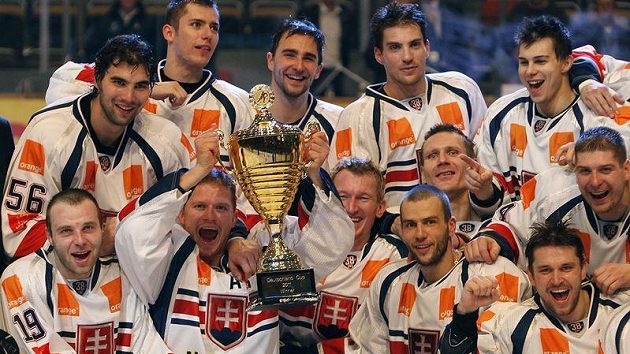 Hokejisté Slovenska slaví s trofejí pro vítěze Německého poháru. Hokejisté Slovenska slaví s trofejí pro vítěze Německého poháru.