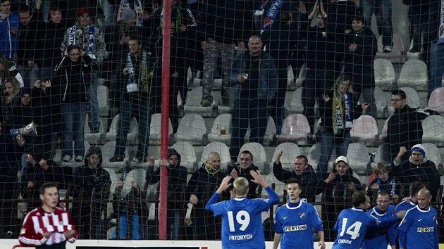 Fotbalisté ostravského Baníku oslavují vstřelený gól. Fotbalisté ostravského Baníku oslavují vstřelený gól.