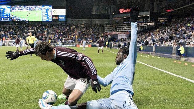 Obránce Kansasu Kei Kamara zastavuje útočníka Colorada Welse Thompsona. Obránce Kansasu Kei Kamara zastavuje útočníka Colorada Welse Thompsona.