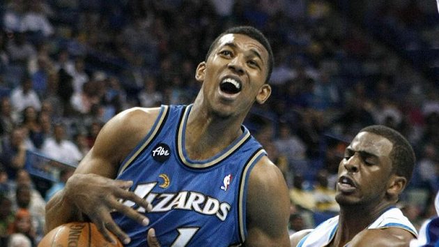 Hráč Washingtonu Nick Young (1) se probíjí přes obránce New Orleansu Chrise Paula. Hráč Washingtonu Nick Young (1) se probíjí přes obránce New Orleansu Chrise Paula.