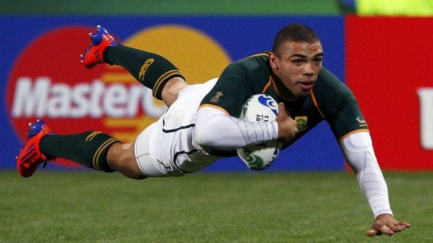 Jihoafrický ragbista Bryan Habana skóruje v utkání proti Namíbii na MS na Novém Zélandu. Jihoafrický ragbista Bryan Habana skóruje v utkání proti Namíbii na MS na Novém Zélandu.