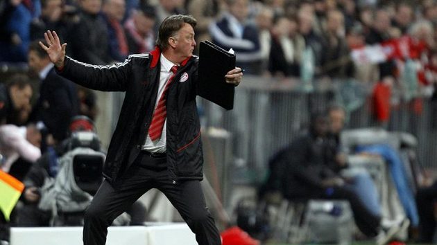 Kouč Bayernu Louise Van Gaal na lavičce trpěl. Kouč Bayernu Louise Van Gaal na lavičce trpěl.