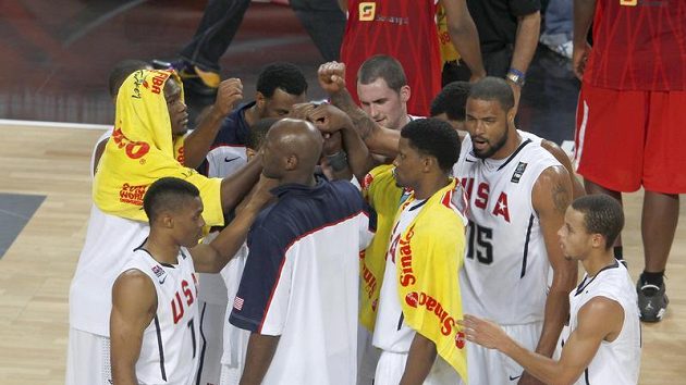 Basketbalisté Spojených států amerických se radují z vítězství. Basketbalisté Spojených států amerických se radují z vítězství.