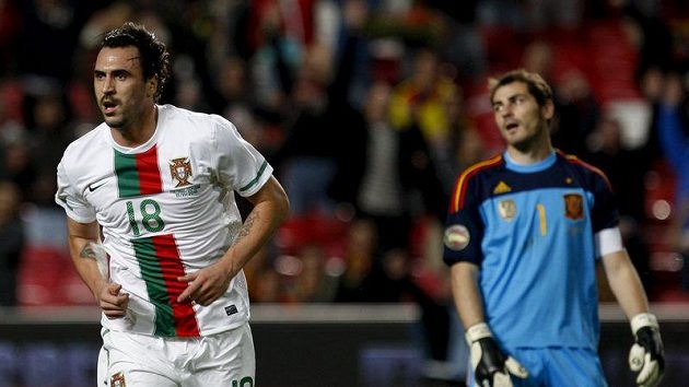 Hugo Almeida v portugalském dresu se raduje z branky. Hugo Almeida v portugalském dresu se raduje z branky.