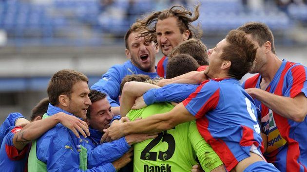 Fotbalisté Plzně si v posledních dnech a týdnech užili radosti dost a dost. V lize, Superpoháru. Teď by ji chtěli začít i v dalším díle kvalifikace o Ligu mistrů. Fotbalisté Plzně si v posledních dnech a týdnech užili radosti dost a dost. V lize, Superpoháru. Teď by ji chtěli začít i v dalším díle kvalifikace o Ligu mistrů.