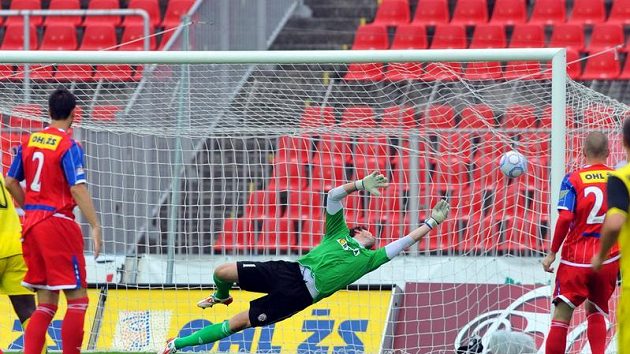Brněnský brankář Martin Lejsal inkasuje první gól v dohrávce 7. ligového kola proti Spartě. Brněnský brankář Martin Lejsal inkasuje první gól v dohrávce 7. ligového kola proti Spartě.