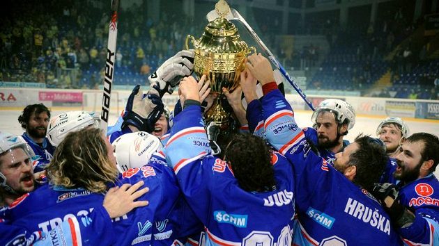 Hokejisté Chomutova se radují z vítězství v 1. hokejové lize. Hokejisté Chomutova se radují z vítězství v 1. hokejové lize.