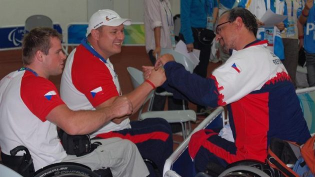 Rostislav Pohlmann (vpravo) přijímá gratulace od Miroslava Šperka a Martina Němce. Rostislav Pohlmann (vpravo) přijímá gratulace od Miroslava Šperka a Martina Němce.