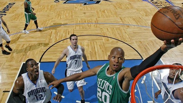 Ray Allen z Bostonu (vpravo) patřil k nejlepším hráčům na palubovce. Ray Allen z Bostonu (vpravo) patřil k nejlepším hráčům na palubovce.