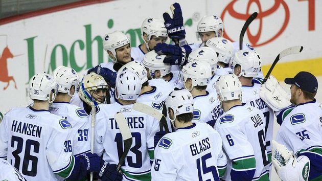 Hrozen hráčů Vancouveru kolem brankáře Roberta Luonga po vítězství nad Nashvillem. Hrozen hráčů Vancouveru kolem brankáře Roberta Luonga po vítězství nad Nashvillem.
