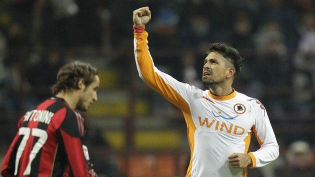 Útočník AS Řím Marco Borriello (vpravo) oslavuje branku vstřelenou AC Milán. Útočník AS Řím Marco Borriello (vpravo) oslavuje branku vstřelenou AC Milán.