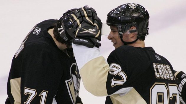 Útočník Pittsburghu Sidney Crosby (vpravo) se raduje se svým spoluhráčem Jevgenijem Malkinem z branky. Útočník Pittsburghu Sidney Crosby (vpravo) se raduje se svým spoluhráčem Jevgenijem Malkinem z branky.