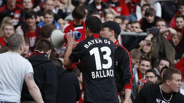 Michael Ballack slaví vítězství Leverkusenu nad Schalke. Michael Ballack slaví vítězství Leverkusenu nad Schalke.