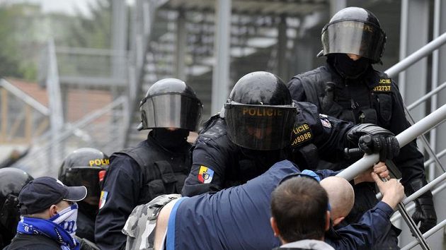 Policisté zasahují proti fanouškům Baníku. Policisté zasahují proti fanouškům Baníku.