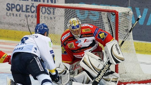 Vítkovický Denis Rehák střílí gól slávistickému brankáři Robertu Slipčenkovi. Vítkovický Denis Rehák střílí gól slávistickému brankáři Robertu Slipčenkovi.