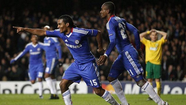 Florent Malouda z Chelsea (vlevo) zařídil dvě branky Florent Malouda z Chelsea (vlevo) zařídil dvě branky