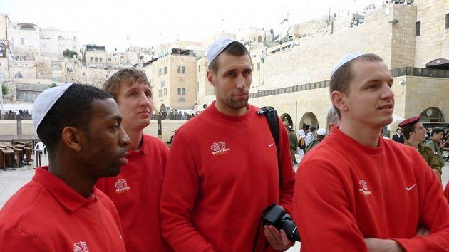 Nymburští basketbalisté (zleva) Michael Lenzly, Ladislav Sokolovský, Aleš Chán a Michal Křemen u Zdi nářků v Jeruzalémě. Nymburští basketbalisté (zleva) Michael Lenzly, Ladislav Sokolovský, Aleš Chán a Michal Křemen u Zdi nářků v Jeruzalémě.