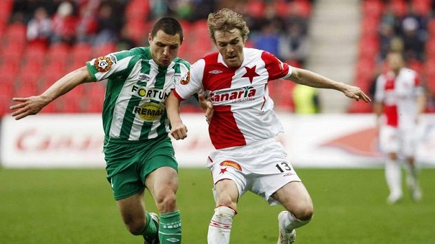 Milan Černý (vpravo) dal před návratem do Slavie přednost Dukle. Milan Černý (vpravo) dal před návratem do Slavie přednost Dukle.