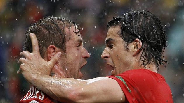 Portugalec Raul Meireles oslavuje gól se svým spoluhráčem Tiagou (vpravo). Portugalec Raul Meireles oslavuje gól se svým spoluhráčem Tiagou (vpravo).
