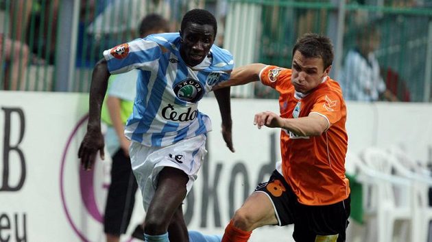Alex Mendy z Mladé Boleslavi (vlevo) se stal terčem nadávek Hradečáků. Alex Mendy z Mladé Boleslavi (vlevo) se stal terčem nadávek Hradečáků.