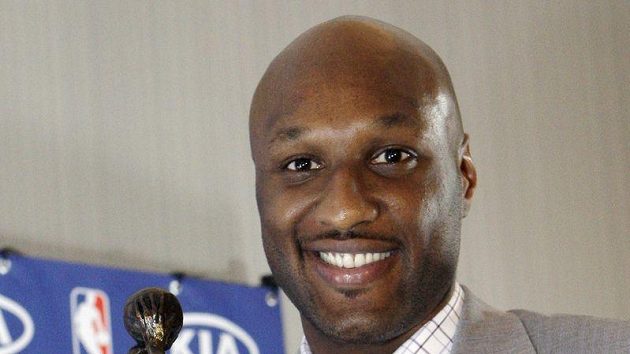Lamar Odom s trofejí nejlepšího náhradníka NBA. Lamar Odom s trofejí nejlepšího náhradníka NBA.