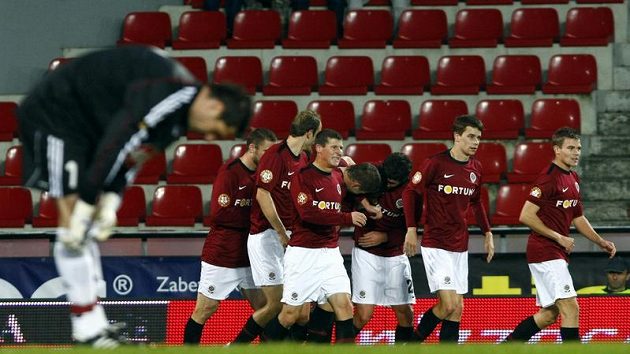 Fotbalisté Sparty oslavují gól Fotbalisté Sparty oslavují gól
