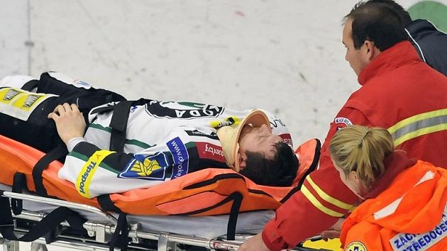Záchranáři odvážejí zraněného Lukáše Pabišku z Mladé Boleslavi. Záchranáři odvážejí zraněného Lukáše Pabišku z Mladé Boleslavi.