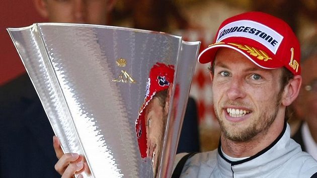 Britský pilot Jenson Button s trofejí pro vítěze Velké ceny Monaka Britský pilot Jenson Button s trofejí pro vítěze Velké ceny Monaka