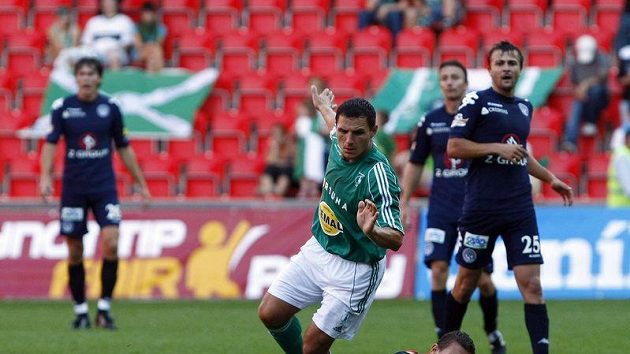 Jindříšek z Bohemians 1905 padá přes Pavelku z týmu Slovácka v utkání 6.kola Gambrinus ligy. Jindříšek z Bohemians 1905 padá přes Pavelku z týmu Slovácka v utkání 6.kola Gambrinus ligy.