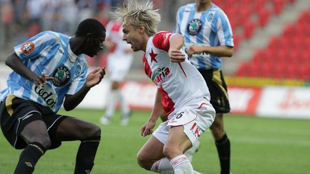 Jaroslav Černý ze Slavie (vpravo) se snaží vyzrát na mladoboleslavského Alexandra Mendyho Jaroslav Černý ze Slavie (vpravo) se snaží vyzrát na mladoboleslavského Alexandra Mendyho