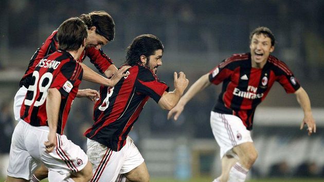 Gennaro Gattuso (uprostřed) oslavuje se spoluhráči z AC Milán gól vstřelený Juventusu Turín. Gennaro Gattuso (uprostřed) oslavuje se spoluhráči z AC Milán gól vstřelený Juventusu Turín.