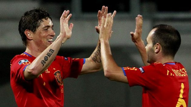 Španělský fotbalista Fernando Torres (vlevo) oslavuje s Andresem Iniestou jednu z branek vstřelených v kvalifikačním duelu s Lichtenštejnskem. Španělský fotbalista Fernando Torres (vlevo) oslavuje s Andresem Iniestou jednu z branek vstřelených v kvalifikačním duelu s Lichtenštejnskem.