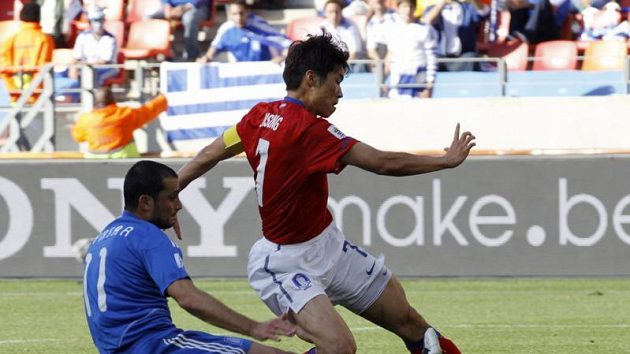 Pak Či-song z Manchesteru United (vpravo) má v Koreji chránit žáby. Pak Či-song z Manchesteru United (vpravo) má v Koreji chránit žáby.