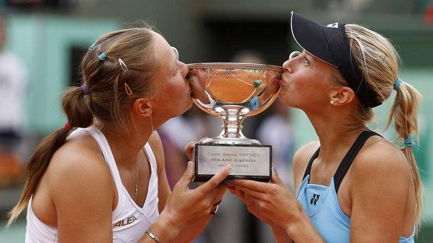 Lucie Hradecká (vlevo) a Andrea Hlaváčková s trofejí pro vítěze čtyřhry na Roland Garros. Přibude další titul z Aucklandu? Lucie Hradecká (vlevo) a Andrea Hlaváčková s trofejí pro vítěze čtyřhry na Roland Garros. Přibude další titul z Aucklandu?