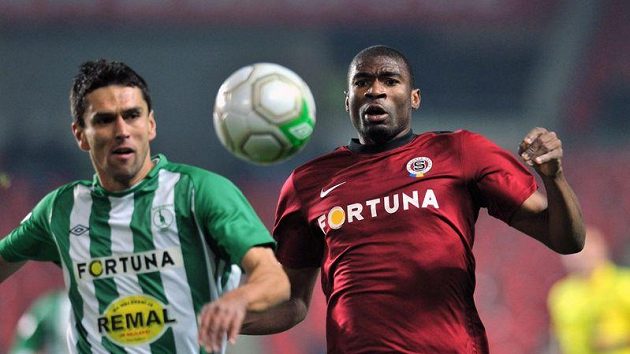 Zleva Pavel Lukáš z Bohemians a Léonard Kweuke ze Sparty. Zleva Pavel Lukáš z Bohemians a Léonard Kweuke ze Sparty.