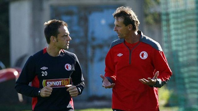 Trenér František Straka (vpravo) a Lukáš Jarolím na tréninku Slavie Trenér František Straka (vpravo) a Lukáš Jarolím na tréninku Slavie