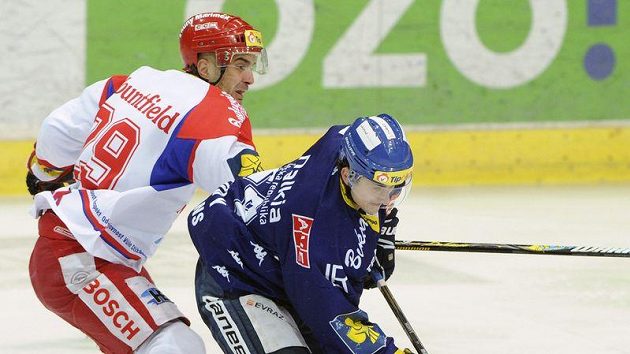 Pavel Kašpařík z Českých Budějovic (vlevo) stíhá vítkovického Ondřeje Šedivého. Pavel Kašpařík z Českých Budějovic (vlevo) stíhá vítkovického Ondřeje Šedivého.
