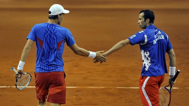 Tomáš Berdych (vlevo) a Radek Štěpánek na archivním snímku při čtyřhře v Davisově poháru. Tomáš Berdych (vlevo) a Radek Štěpánek na archivním snímku při čtyřhře v Davisově poháru.