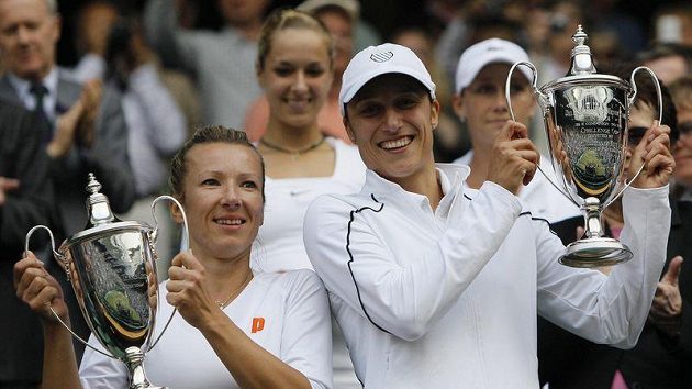Květa Peschkeová a Slovinka Katarina Srebotniková po wimbledonském triumfu. Květa Peschkeová a Slovinka Katarina Srebotniková po wimbledonském triumfu.