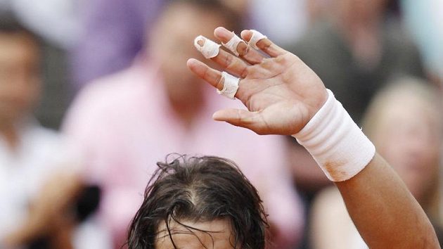 Španělský tenista Rafael Nadal se raduje z vítězství. Španělský tenista Rafael Nadal se raduje z vítězství.