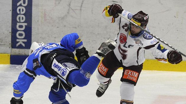 Michal Dvořák z Plzně (vlevo) a Alex Foster ze Sparty v krkolomném souboji v dohrávce prvníjo kola extraligy. Michal Dvořák z Plzně (vlevo) a Alex Foster ze Sparty v krkolomném souboji v dohrávce prvníjo kola extraligy.