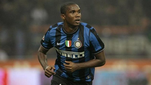 Útočník Interu Milán Samuel Eto'o oslavuje gól v utkání proti Palermu. Útočník Interu Milán Samuel Eto'o oslavuje gól v utkání proti Palermu.