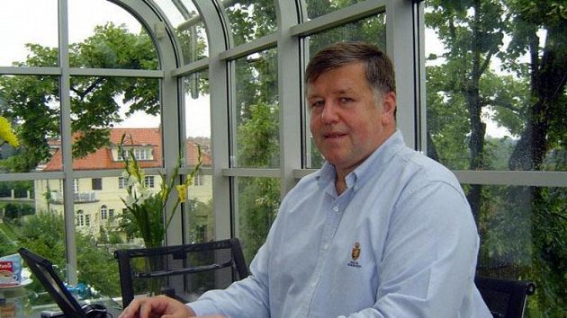Dvacet let patřil Jaroslav Vacek k nejmocnějším mužům českého fotbalu, na valné hromadě a po ní moc ztratil. Přesto se v Honkongu jenom směje... Dvacet let patřil Jaroslav Vacek k nejmocnějším mužům českého fotbalu, na valné hromadě a po ní moc ztratil. Přesto se v Honkongu jenom směje...