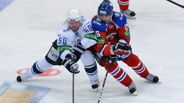 Michal Řepík z pražského Lva (vpravo) bojuje o puk s Maximem Solovjovem z Dynama Moskva. Ilustrační foto. Michal Řepík z pražského Lva (vpravo) bojuje o puk s Maximem Solovjovem z Dynama Moskva. Ilustrační foto.