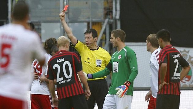 Petr Jiráček z Hamburku (druhý zleva) vidí červenou kartu. Petr Jiráček z Hamburku (druhý zleva) vidí červenou kartu.