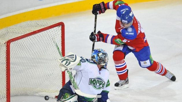 Útočník pražského Lva Erik Christensen (vpravo) střílí čtvrtý gól do sítě Chanty-Mansijsku. Útočník pražského Lva Erik Christensen (vpravo) střílí čtvrtý gól do sítě Chanty-Mansijsku.
