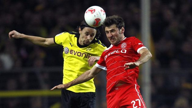 Stefan Reisinger z Fortuny Düsseldorf (vpravo) a Neven Subotič z Borussie Dortmund bojují o míč. Stefan Reisinger z Fortuny Düsseldorf (vpravo) a Neven Subotič z Borussie Dortmund bojují o míč.