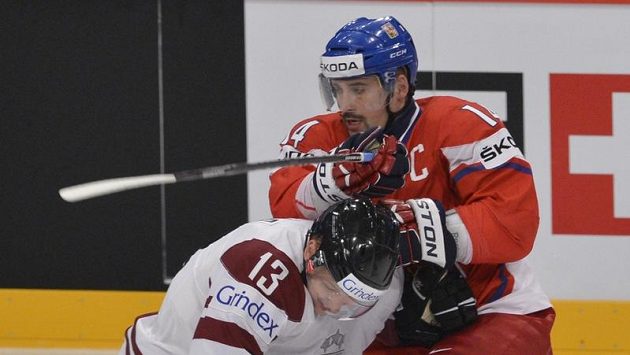 Lotyšský obránce Guntis Galvinš (vlevo) a český útočník Tomáš Plekanec (vpravo). Lotyšský obránce Guntis Galvinš (vlevo) a český útočník Tomáš Plekanec (vpravo).