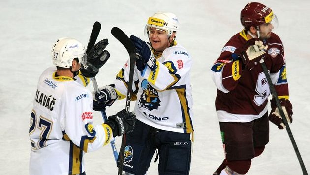 Kladenští Pavel Patera (uprostřed) a Jan Hlaváč oslavují vstřelený gól. Kladenští Pavel Patera (uprostřed) a Jan Hlaváč oslavují vstřelený gól.